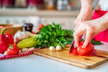 Bıçak ile kadın el mutfak biber keser. Pişirme sebzeler