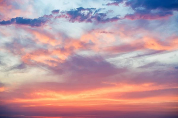 Coucher de soleil dramatique et lever de soleil ciel avec des nuages roses — Photo