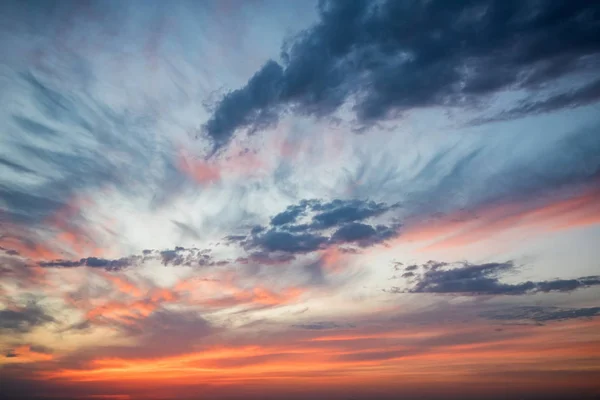 Dramatische zonsondergang en zonsopgang hemel met roze wolken — Stockfoto