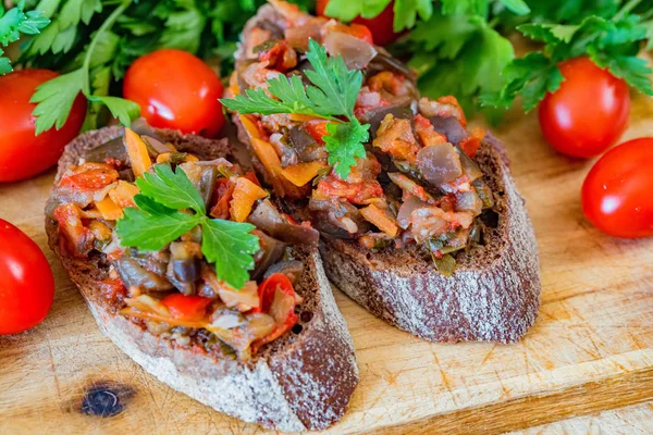 Bovenaanzicht Homemade aubergine Pate of verspreid over roggebrood — Stockfoto