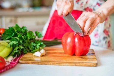 Mutfakta bıçak dilimleri biber ile kadın el. Sebze pişirme