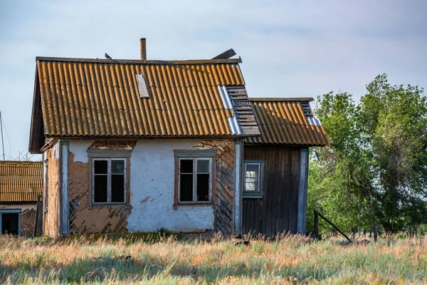 Влітку кинув старий будинок у російській сільській місцевості. — стокове фото