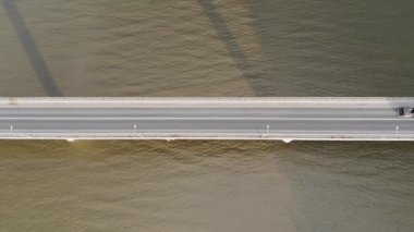 Nehir üzerinde bir otoyol bidge hava üst görünümü