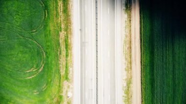 Tarlalar arasındaki yolda hava uçuşu. Yaz renkleri