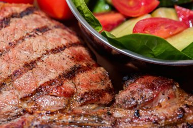 Kasede taze ızgara kemik biftek ve ahşap taze salata kapatın