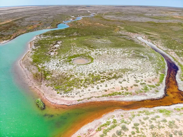 Vista aérea incrível de pequeno rio de água vermelha e lago de água verde em Baskunchak — Fotografia de Stock