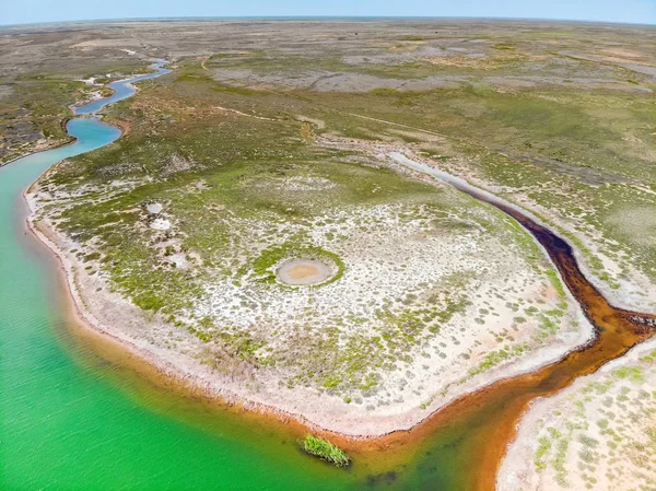 Vista aérea incrível de pequeno rio de água vermelha e lago de água verde em Baskunchak — Fotografia de Stock