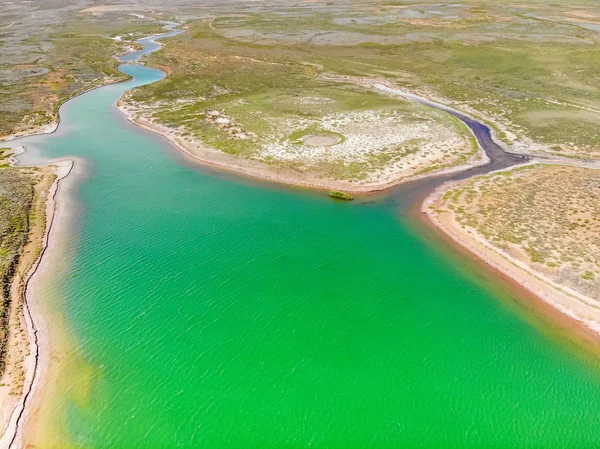 Amazing luchtfoto van kleine rode water rivier en groene water meer in Baskunchak — Stockfoto