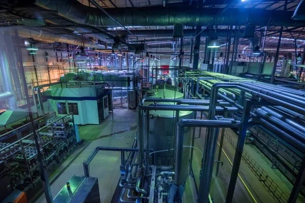 Промисловий інтер'єр заводу безалкогольних напоїв з трубками та резервуарами — стокове фото