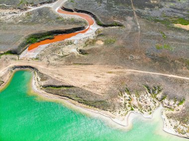 Küçük kırmızı su nehri ve yeşil su gölü Baskunchak Amazing havadan görünümü