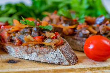 Yakın ev yapılmış patlıcan pate veya çavdar ekmeği yayıldı