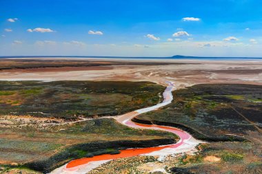 Bogdo-Baskunchak Doğa Rezervküçük kırmızı su nehri Amazing havadan görünümü
