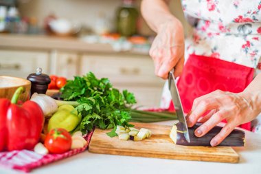 Mutfakta ahşap tahta patlıcan bıçak kesim ile kadın elini kapatın