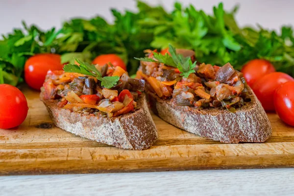 Close-up zelfgemaakte aubergine Pate of verspreid over roggebrood — Stockfoto