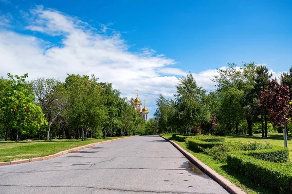 Uitzicht op steeg leidt tot kleine moderne orthodoxe kerk in Rusland — Stockfoto