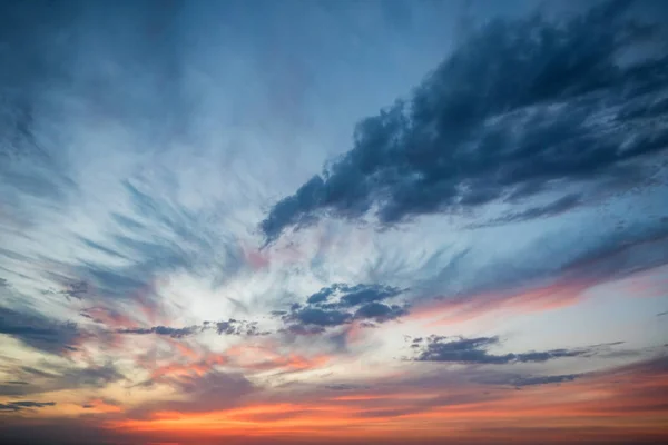 Dramático atardecer y amanecer cielo con nubes rosadas — Foto de Stock