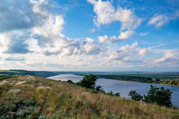 Vista de estepe e rio superior Don na Rússia. Linda paisagem de verão — Fotografia de Stock