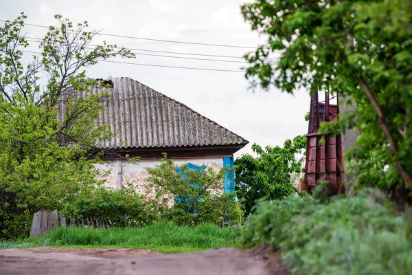 农村用石头做成的旧风化乡村小屋 — 图库照片