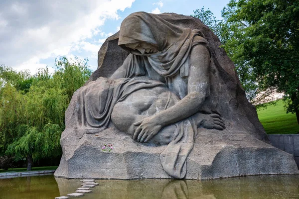 VOLGOGRAD, RÚSSIA - 26 DE MAIO DE 2019: Monumento da mãe em luto em Mamayev Kurgan — Fotografia de Stock