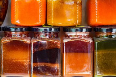 Kavanozlarda bal çeşitli türleri ile bal pazarı kapatın