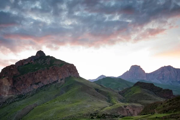 Vista de hermosas montañas en el norte del Cáucaso con cielo nublado — Foto de Stock