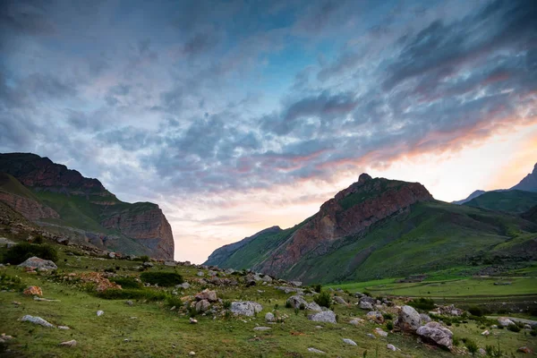 Vista de hermosas montañas en el norte del Cáucaso con cielo nublado — Foto de Stock