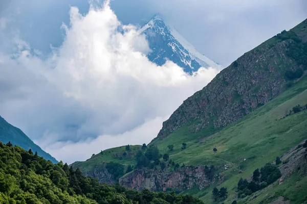 Vista panorámica de las montañas brumosas. Rocas y nubes soleadas — Foto de Stock
