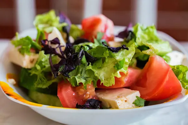 Görög saláta friss zöldségekkel, lemez közeli — Stock Fotó