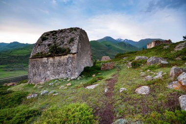 Eltyulbyu yakınlarındaki Ölü Şehir ortaçağ mezarları görünümü, Rusya