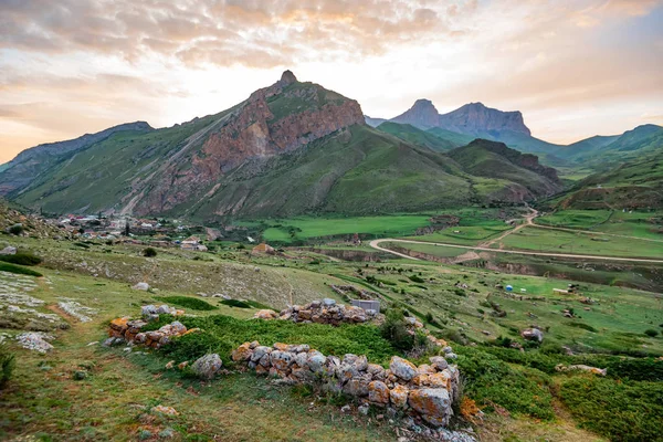 Θέα στα όμορφα βουνά και στο χωριό Eltyulbyu στον Βόρειο Καύκασο — Φωτογραφία Αρχείου