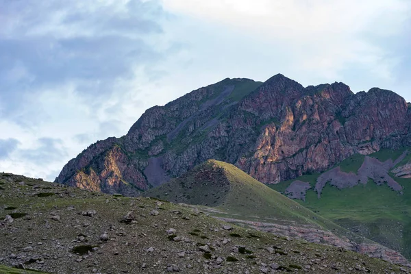 Vista de hermosas montañas en el norte del Cáucaso por la noche o temprano en la mañana — Foto de Stock