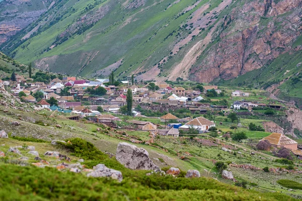 Uitzicht op de prachtige bergen en het dorp Eltyulbyu in Noord-Kaukasus — Stockfoto