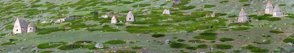 Panoramisch uitzicht op middeleeuwse graven in de stad van de dood in de buurt van Eltyulbyu, Rusland — Stockfoto