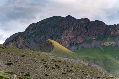 Kuzey Kafkasya'da akşam veya sabah ın erken saatlerinde güzel dağların manzarası