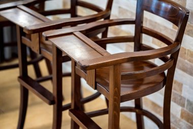 Bebekler için iki yüksek ahşap sandalyeler yakın görünüm