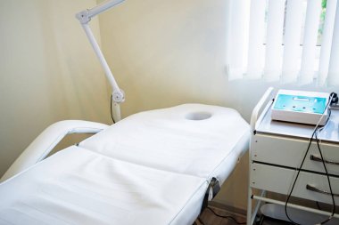 Carboxytherapy tıbbi ekipman. Odada boş kanepe