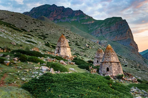 Tumbas medievales en Ciudad de Muertos cerca de Eltyulbyu, Kabardino-Balkaria, Rusia — Foto de Stock