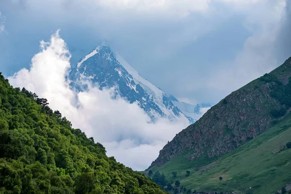 Vista panorámica de las montañas brumosas. Rocas y nubes soleadas — Foto de Stock