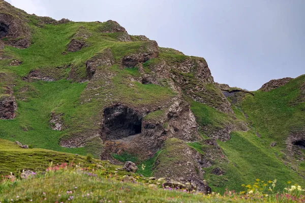 여름에는 푸른 산의 작은 산 동굴 의 전망 — 스톡 사진