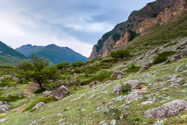 Vista lejana de ruinas de piedra y camino en hermosas montañas en el norte del Cáucaso — Foto de Stock