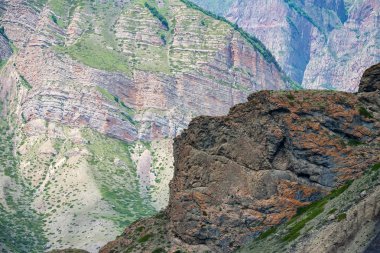 Güneşli bir günde kuzey Kafkasya'daki güzel dağların manzarası
