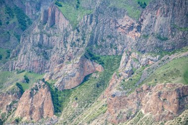 Güneşli bir günde kuzey Kafkasya'daki güzel dağların manzarası