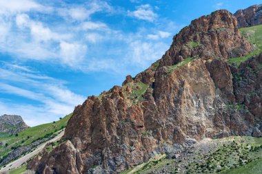 Güneşli bir günde kuzey Kafkasya'daki güzel dağların manzarası