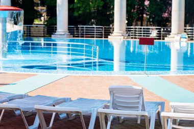 Plaj sandalyeli açık kapı yüzme havuzu görünümü