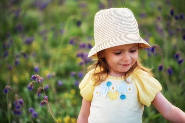 Manis tersenyum bayi perempuan di topi krem luar ruangan di lapangan hijau. Potret anak — Stok Foto