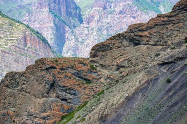 Güneşli bir günde kuzey Kafkasya'daki güzel dağların manzarası