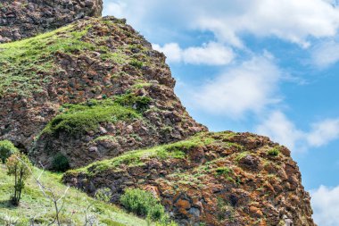 Güneşli bir günde kuzey Kafkasya'daki güzel dağların manzarası