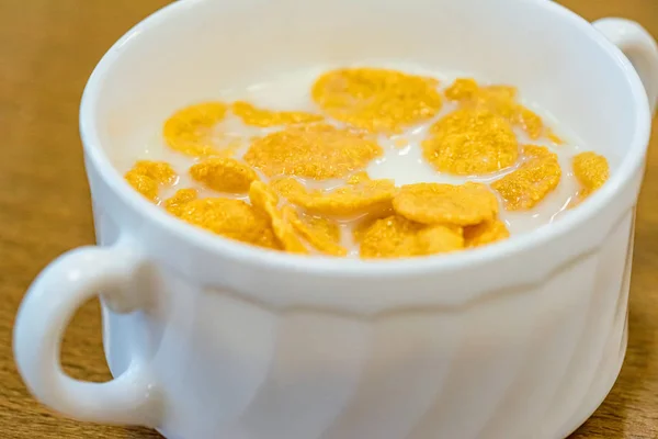 Bowl de copos de maíz con leche de cerca —  Fotos de Stock
