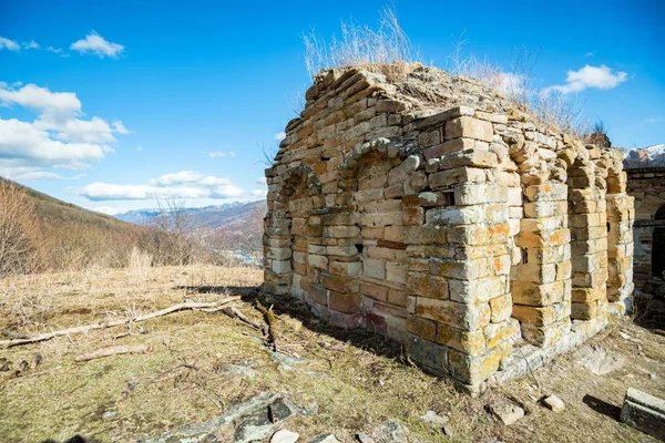 Vista del hermoso mausoleo antiguo cerca de Senty Church en Rusia — Foto de Stock