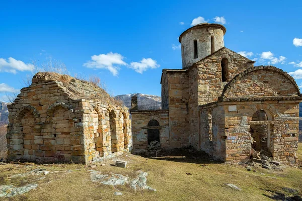 Vista de la hermosa iglesia antigua Senty y mausoleo en Rusia — Foto de Stock